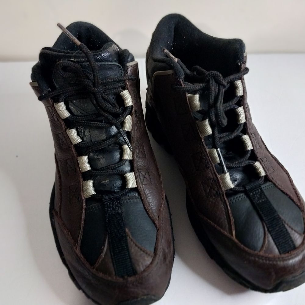 Hi-Tec Black and Brown Men"s Size 8 Athletic Shoes